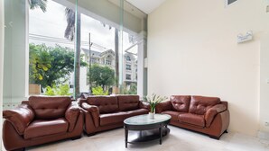 Lobby sitting area - Belvilla Luxury Hotel Near SECC Formerly (Ho Chi Minh City)