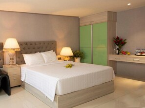 Deluxe Suite | Premium bedding, minibar, desk, free WiFi - Belvilla Luxury Hotel Near SECC Formerly (Ho Chi Minh City)