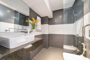 Suite Deluks | Kamar mandi | Shower, perlengkapan mandi gratis, pengering rambut, dan sandal