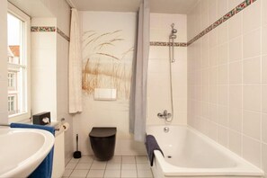 Dusj, hårføner, håndklær og såpe