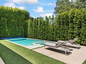 A heated pool - Casa Leona - Modern Masterpiece Behind Private Gates w/ Pool & Chef's Kitchen (Encino)