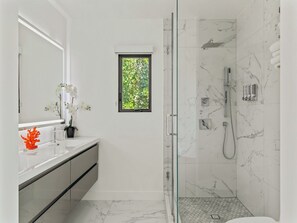 Shower, hair dryer, towels - Casa Leona - Modern Masterpiece Behind Private Gates w/ Pool & Chef's Kitchen (Encino)