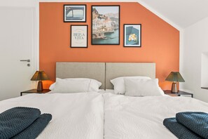 2 dormitorios, tabla de planchar con plancha, cuna de viaje