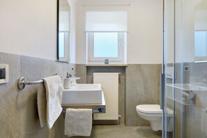 Dusche, Haartrockner, Handtücher