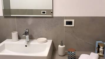 Douche, sĂšche-cheveux, serviettes fournies