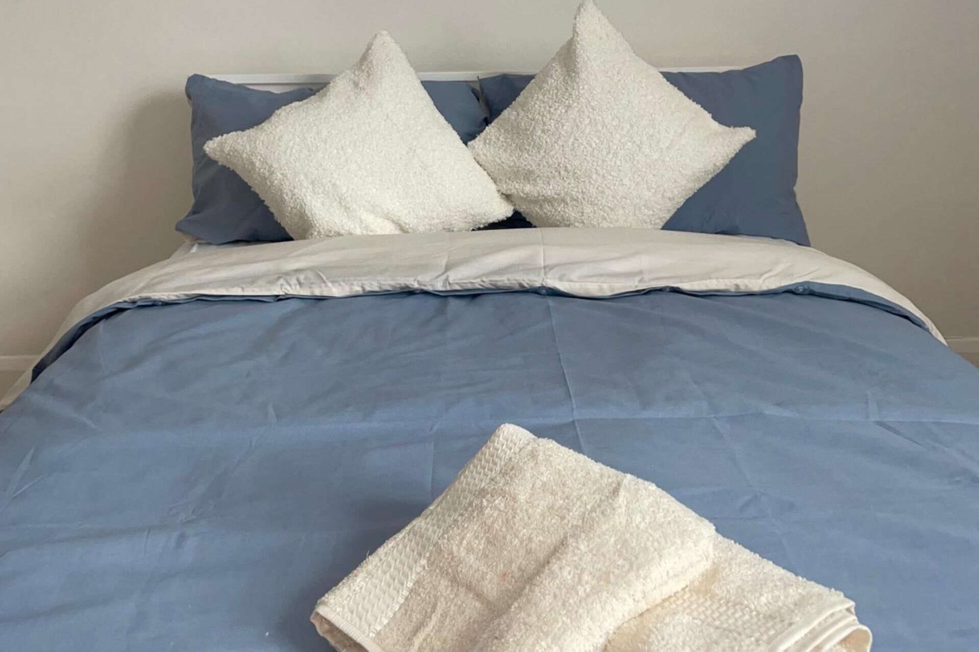 3 室のベッドルーム、WiFi (無料)、ベッドシーツ