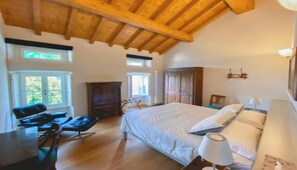 4 bedrooms, desk, iron/ironing board, free WiFi