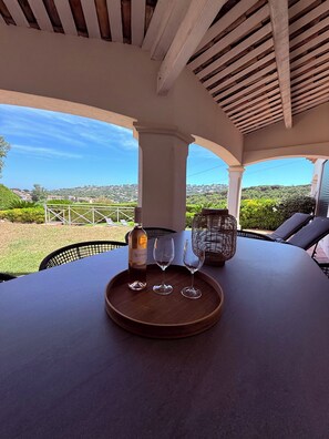 Outdoor dining - Villa Arcana 5 minutes from the beach (Sainte-Maxime)