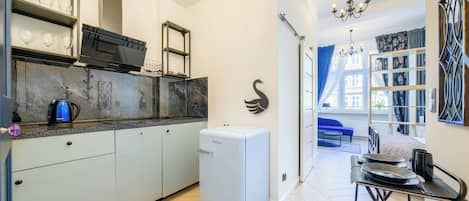 Studio (6) | Private kitchen | Stovetop, electric kettle, cookware/dishes/utensils
