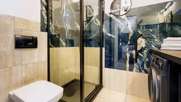 Estudio (6) | Baño | Regadera y toallas
