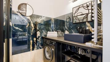 Studio (6) | Bathroom | Shower, towels