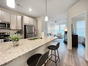 ثلاجة، ميكروويف، فرن، موقد طهي مسطح