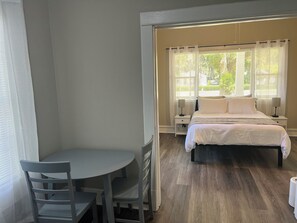 1 bedroom, iron/ironing board, WiFi, bed sheets - Cozy Studio in Winter Garden (Winter Garden)