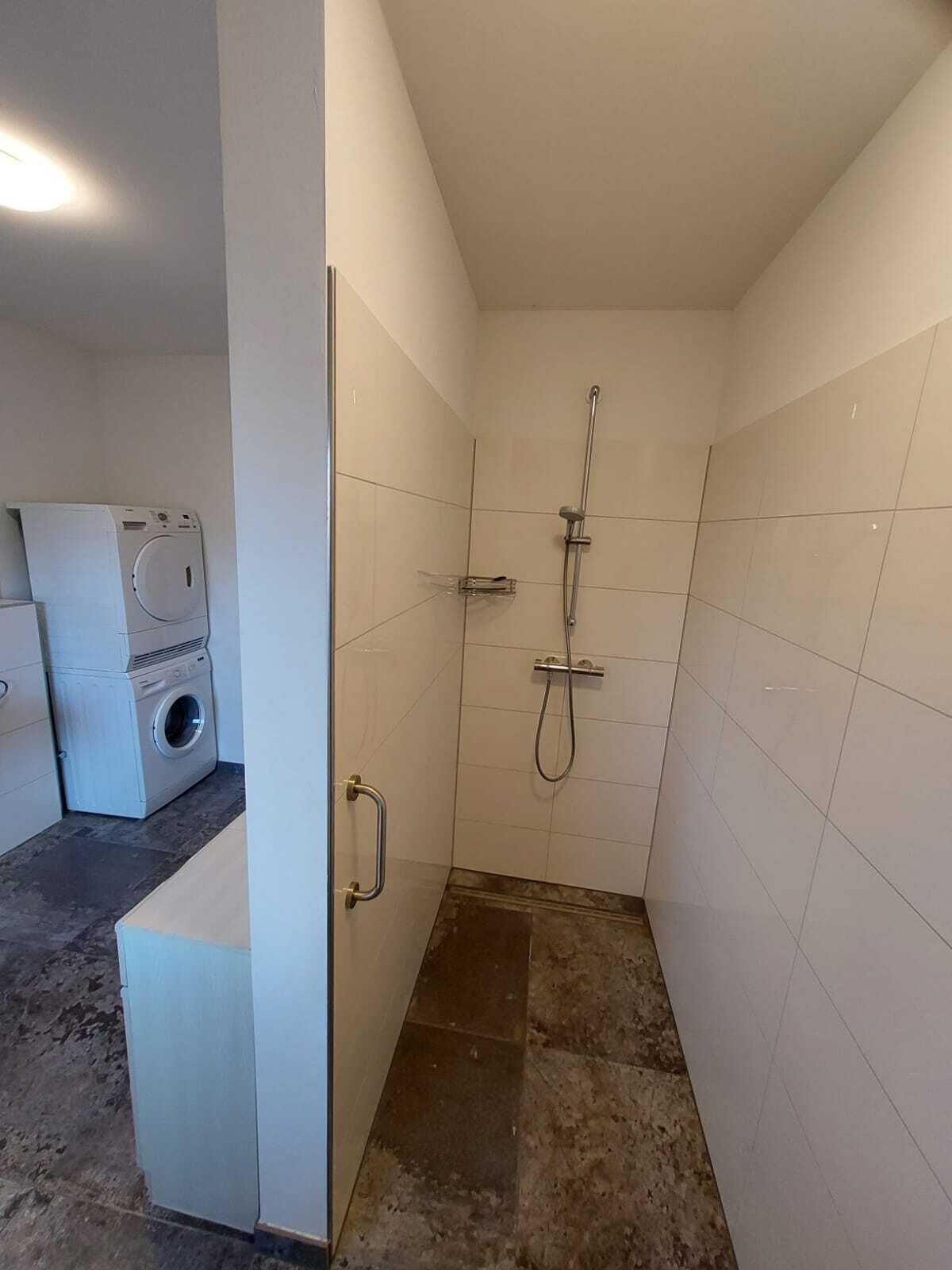 Dusche, Handtücher, Toilettenpapier