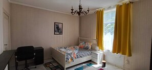 1 slaapkamer, een strijkplank/strijkijzer, internet, beddengoed