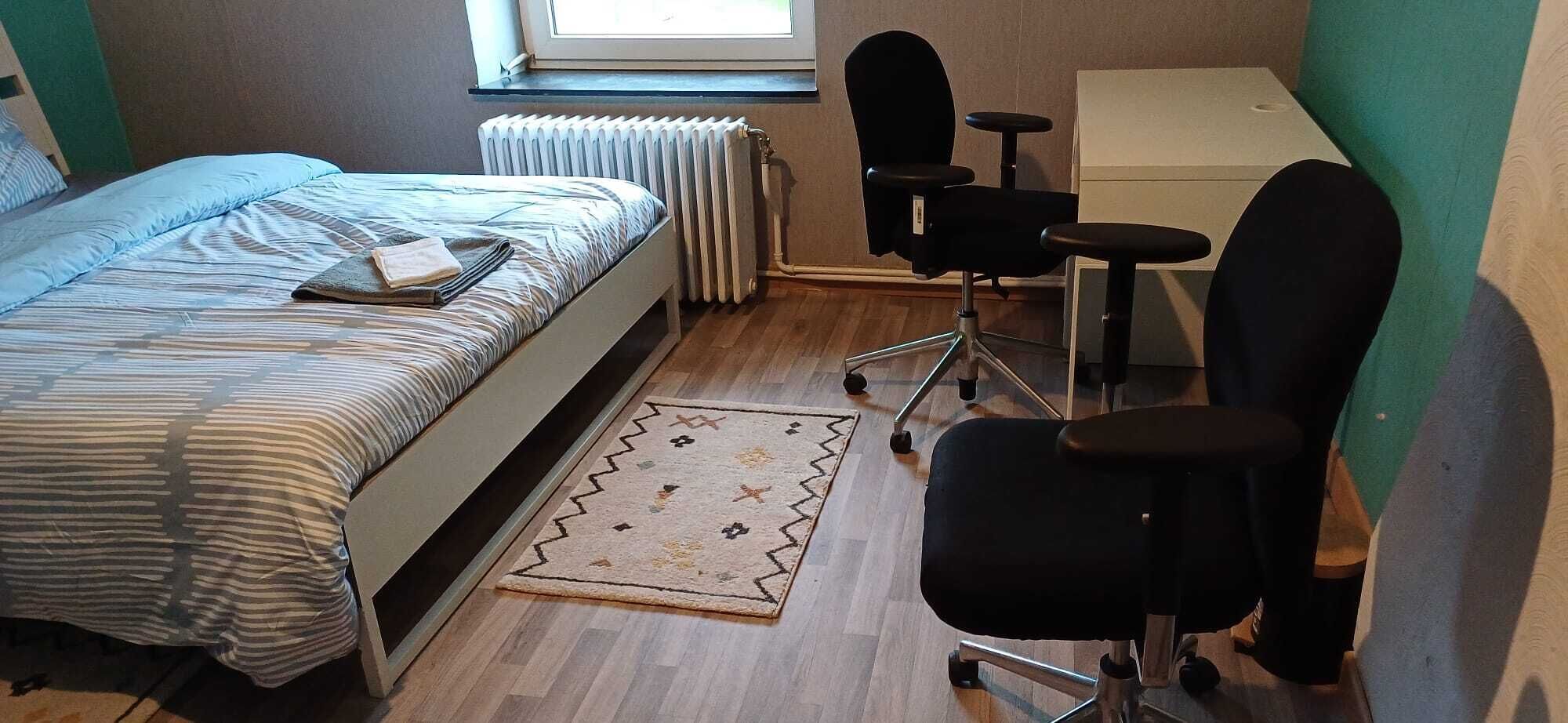 1 habitación, tabla de planchar con plancha, internet y ropa de cama 