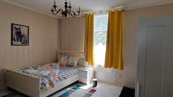 1 slaapkamer, een strijkplank/strijkijzer, internet, beddengoed