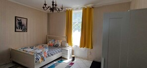1 slaapkamer, een strijkplank/strijkijzer, internet, beddengoed