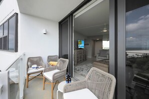 Appart'hôtel, 1 grand lit (SW facing beachfront condo with sweep) | Terrasse/Patio