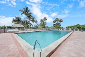 公寓客房, 1 張加大雙人床 (SW facing beachfront condo with sweep) | 游泳池 | 溫水游泳池