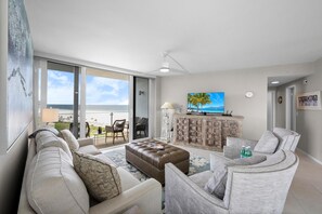 Condo, 1 Queen Bed (SW facing beachfront condo with sweep) | Living area