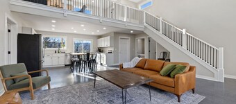 Barndominium w/ Barrel Sauna, Mountain Views, King Bed & Fast WiFi