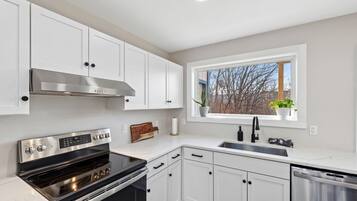 KylskÄp, mikrovÄgsugn, ugn och spishÀll