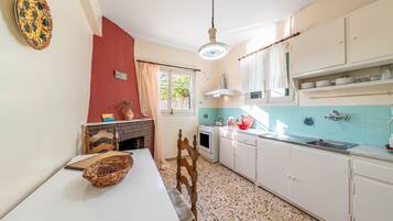 Fridge, oven, stovetop, coffee/tea maker