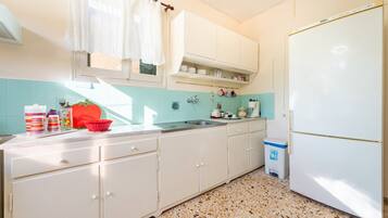 Fridge, oven, stovetop, coffee/tea maker