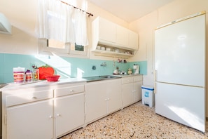 Kühlschrank, Ofen, Herdplatte, Wasserkocher mit Kaffee-/Teezubehör