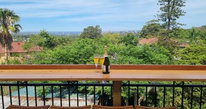 Enjoy Sydney's Northern Beaches. Unique district views, 1950s classic, sleeps 5