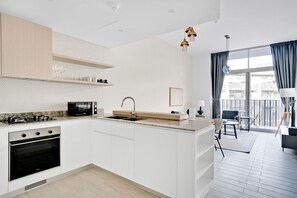 Kjøleskap, mikrobølgeovn, ovn og kokeplater