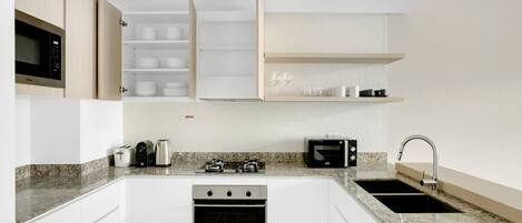 Refrigerador, microondas, horno y parrilla de estufa