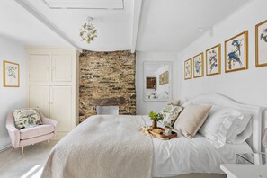 3 habitaciones, tabla de planchar con plancha y cuna de viaje 