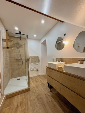 Triple Room, Pets Allowed, Garden View | Bathroom | Slippers