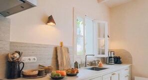 Fridge, microwave, oven, dishwasher - Villa Phoenix - Ancient and modern charm (La Couarde sur mer)