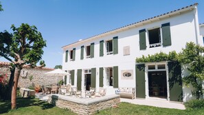 Outdoor dining - Villa Phoenix - Ancient and modern charm (La Couarde sur mer)