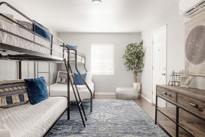 4 makuuhuonetta, silitysrauta/-lauta, ilmainen Wi-Fi, vuodevaatteet