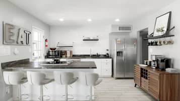 Køleskab, mikrobølgeovn, ovn, kogeplade