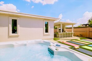 Outdoor spa tub