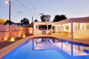 Utomhuspool och uppvärmd pool