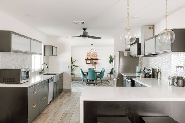 Kylskåp, mikrovågsugn, ugn och spishäll