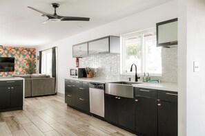 Kylskåp, mikrovågsugn, ugn och spishäll