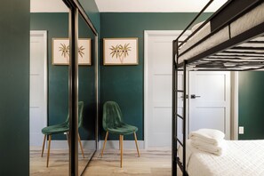 5 bedrooms, WiFi, bed sheets