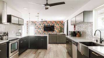 Frigorífico, microondas, horno y placa de cocina