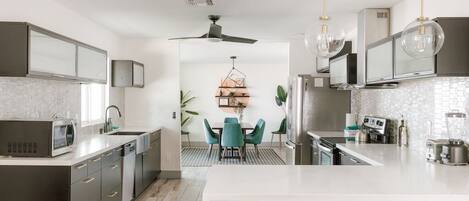 Kjøleskap, mikrobølgeovn, ovn og kokeplater