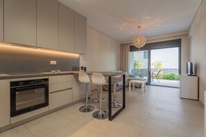 Fridge, oven, stovetop, coffee/tea maker