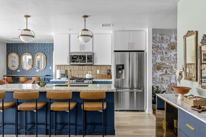 Fridge, microwave, oven, stovetop - Scottsdale Social Club: Gym, Hot Tub, Heated Pool, Ping-Pong, Putting Green (Scottsdale)