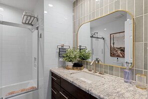 Shower, hair dryer, bidet, towels