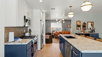 Peti sejuk, ketuhar gelombang mikro, ketuhar, dapur